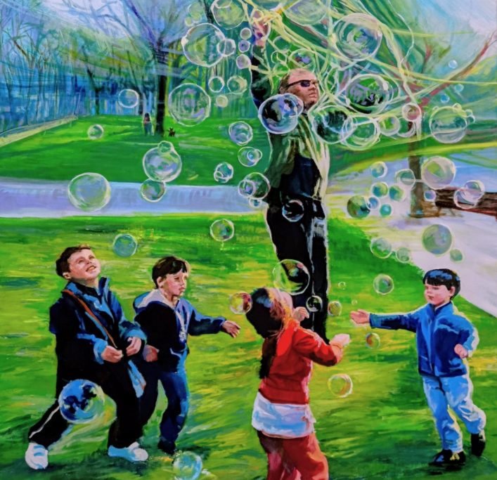 Niños jugando con las pompas de jabón